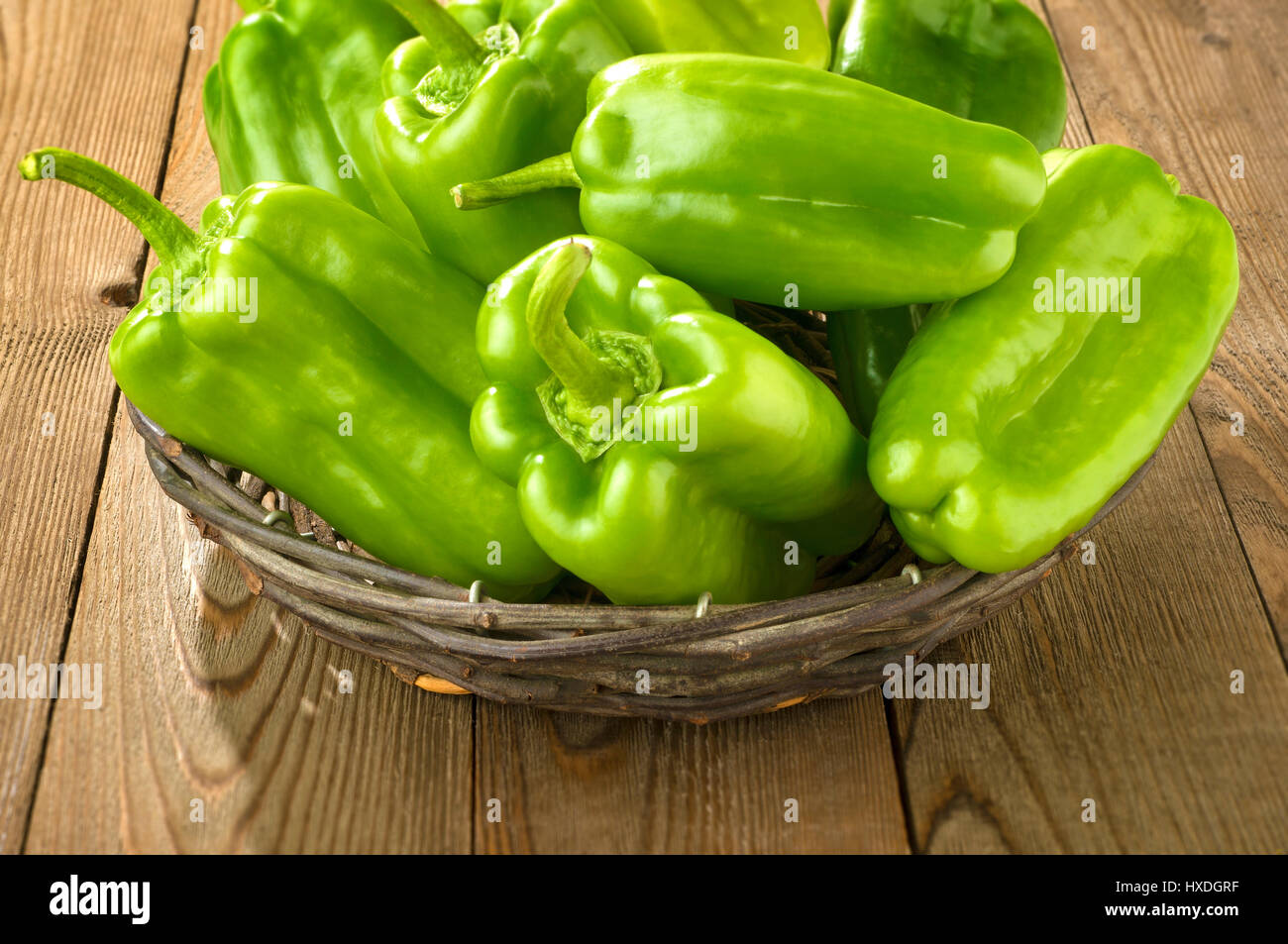 Grüne Paprika in einem Korb Stockfoto