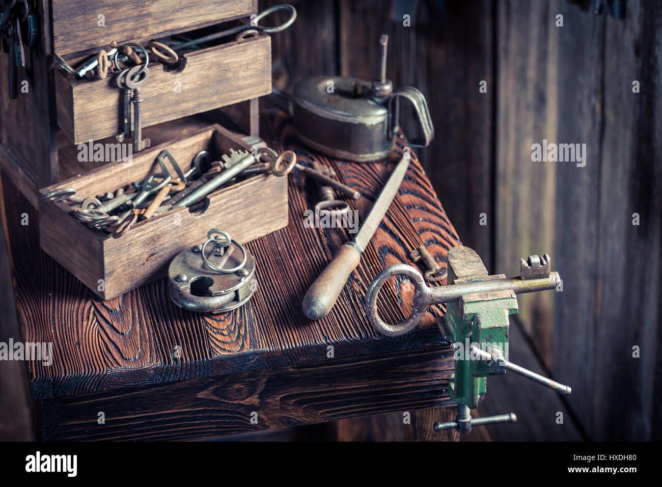 Schlosser-Werkstatt mit alten Werkzeugen Stockfoto