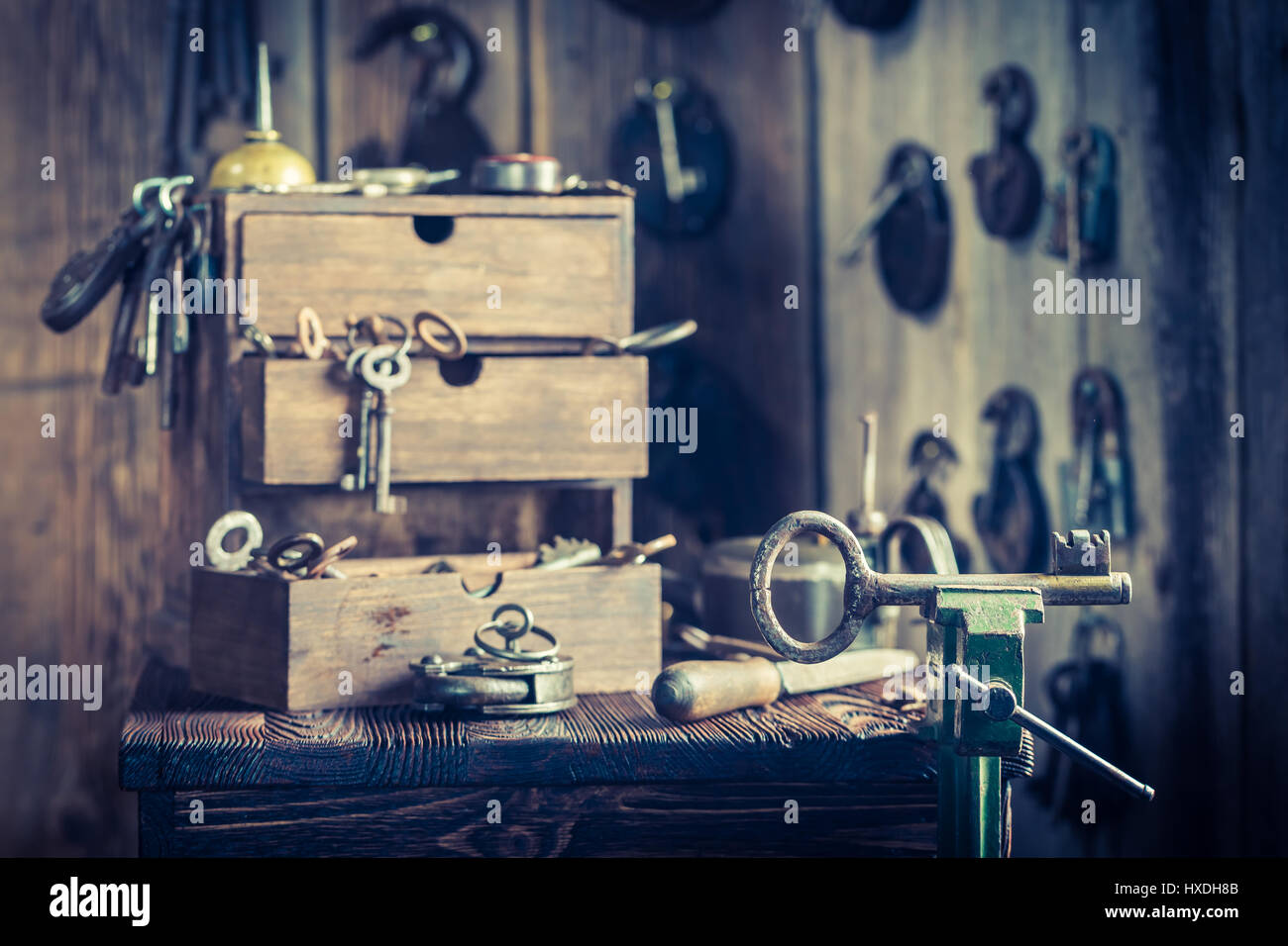 Vintage Schlosser Workshop mit Schlüssel und Schlösser Stockfoto