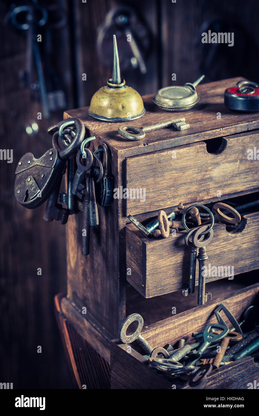 Kleinen Schlosser Workshop mit Schlüssel und Schlösser Stockfoto