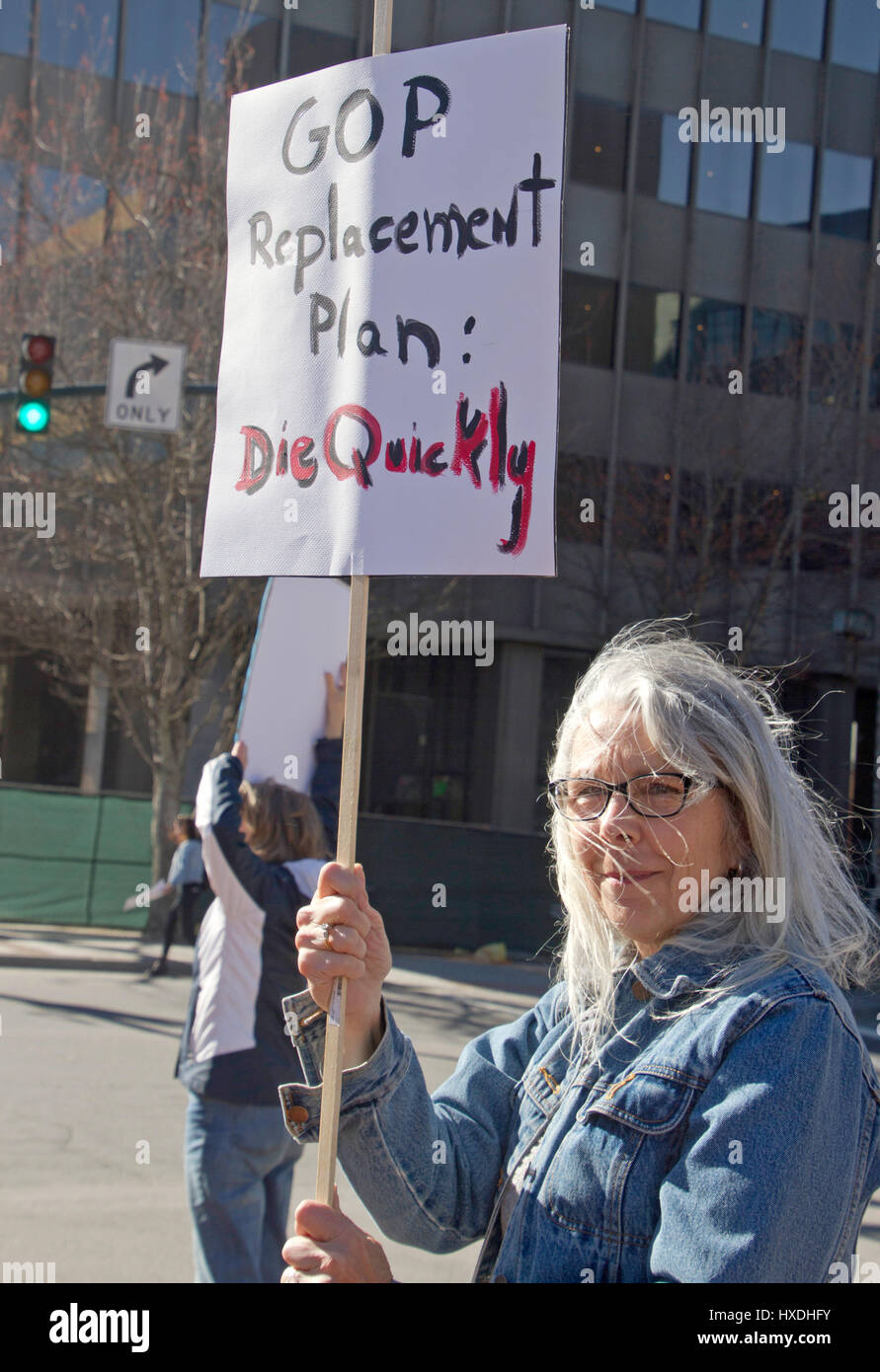 Asheville, North Carolina, USA - 25. Februar 2017: Senior Aktivistin auf eine bezahlbare Pflege Act Rallye hält ein Schild mit der Aufschrift "GOP Ersatz planen: Stockfoto