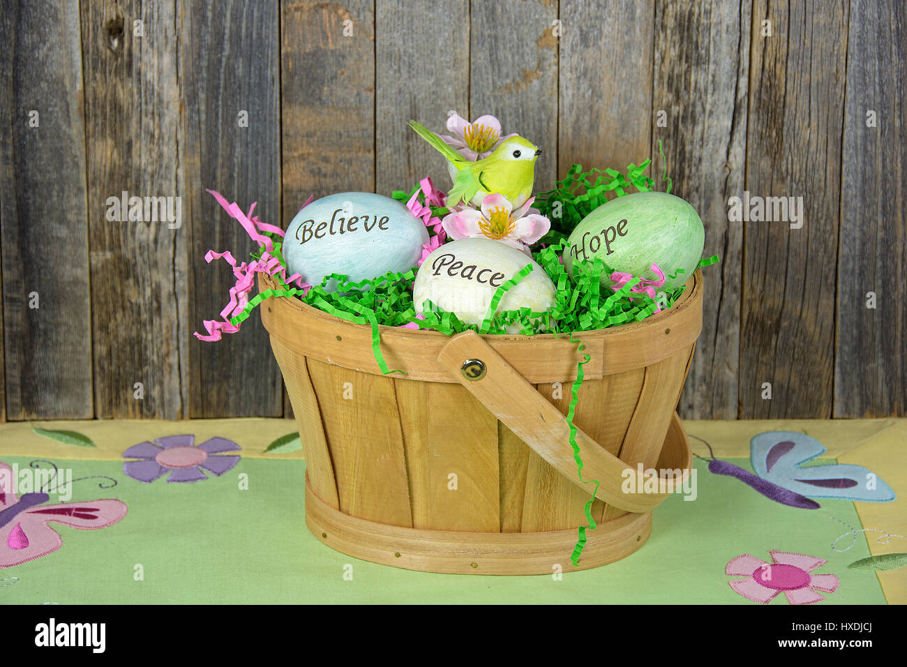 Pastell inspirierende Ostereier in hölzernen Korb mit grüner Vogel Stockfoto