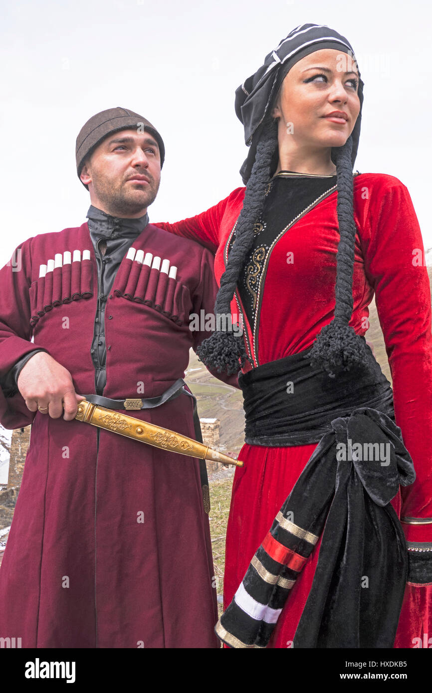 Georgische paar im traditionellen dress im Caucasus Mountain Village von Ushguli in obere Swanetien, höchste Dorf Europas. Stockfoto