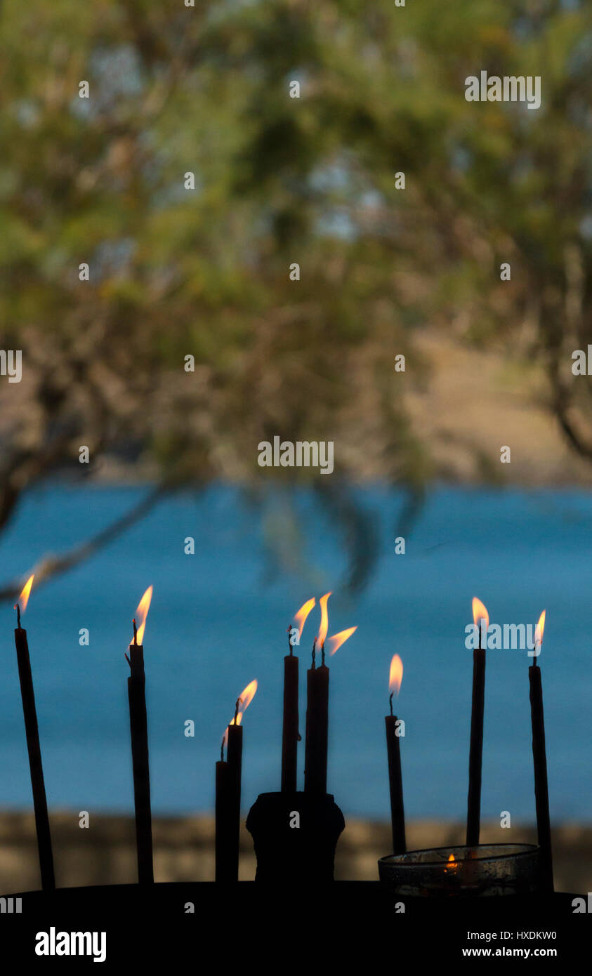 Kerzen in einer kleinen Küstenstadt Kapelle in Lesbos Insel, Griechenland. Stockfoto