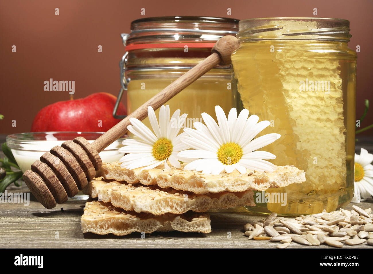 Honig mit Knäckebrot, Apfel und Sonnenblumen Kerne, Honig mit ...