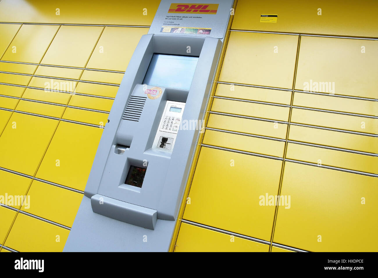 Paket-Station der DHL Paketstation von DHL Stockfoto