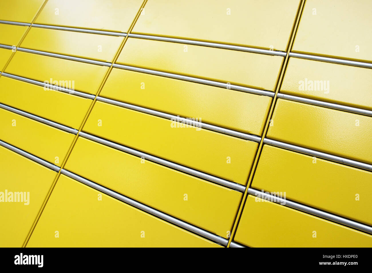 Felder einer Paket-Station der DHL, Faecher Einer Paketstation der DHL Stockfoto