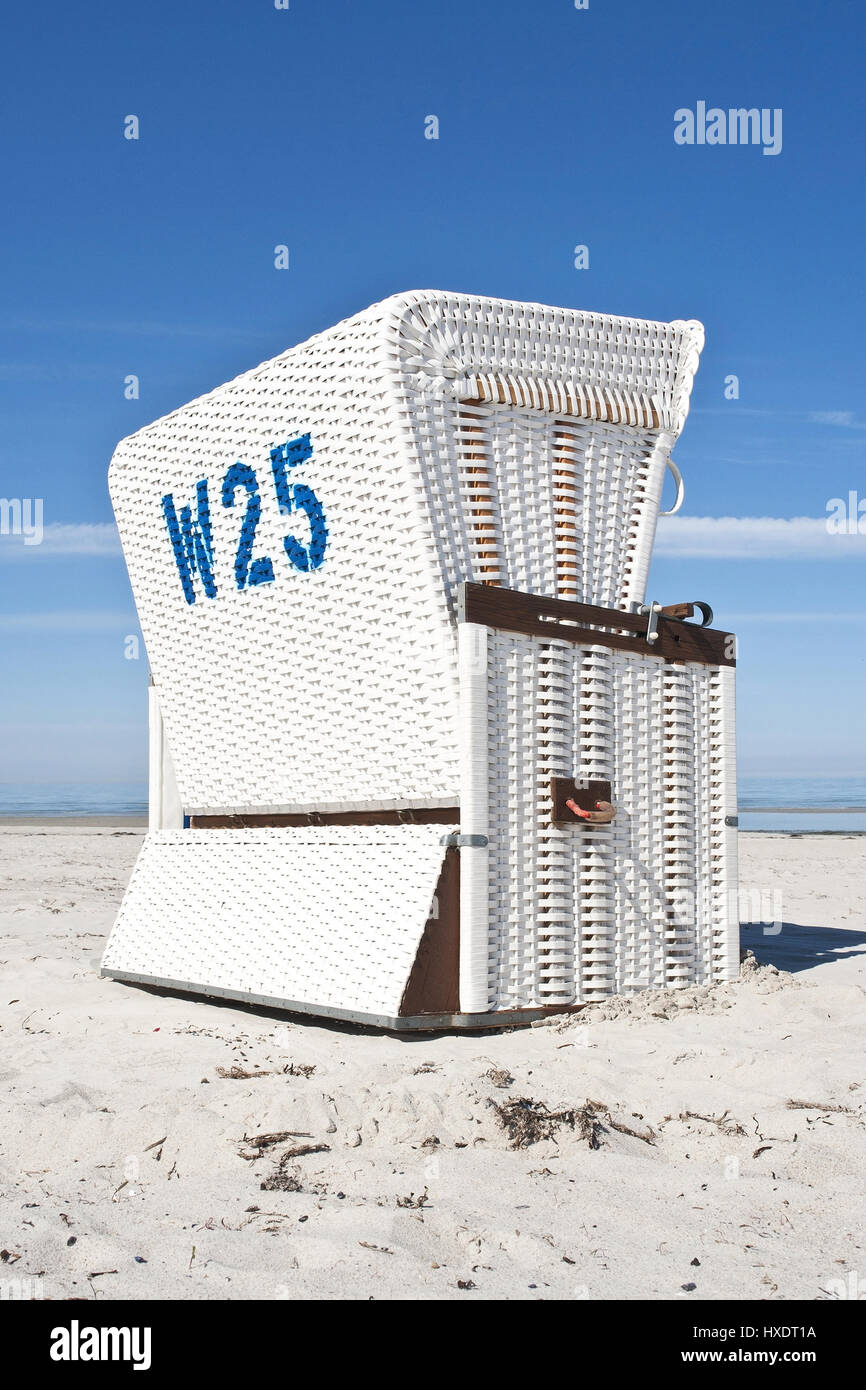 Strandkorb am Strand an der Ostsee, Strandkorb am Strand an der Ostsee