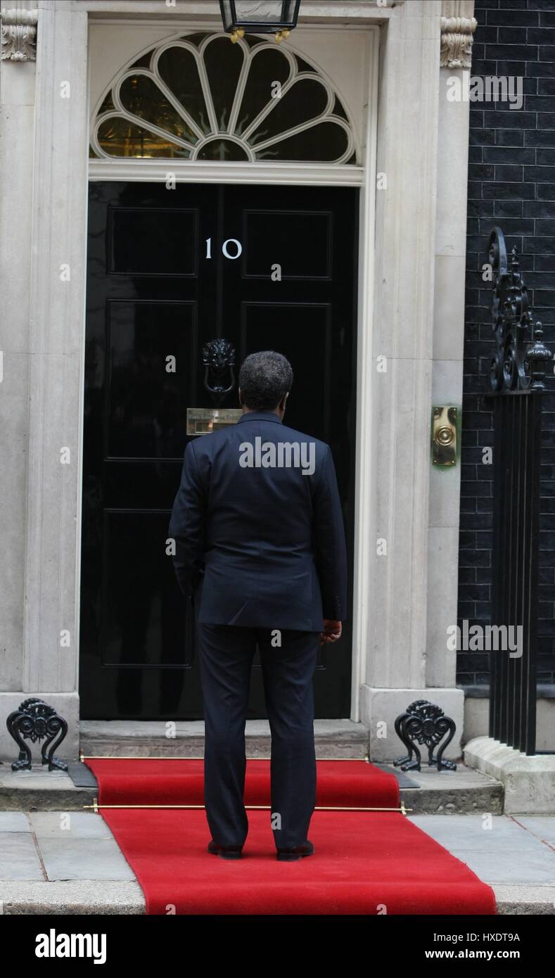 HASSAN SHEIKH MOHAMUD gehalten außerhalb Nummer 10 Präsident von SOMALIA 4. Februar 2013 LONDON ENGLAND UK warten. Stockfoto