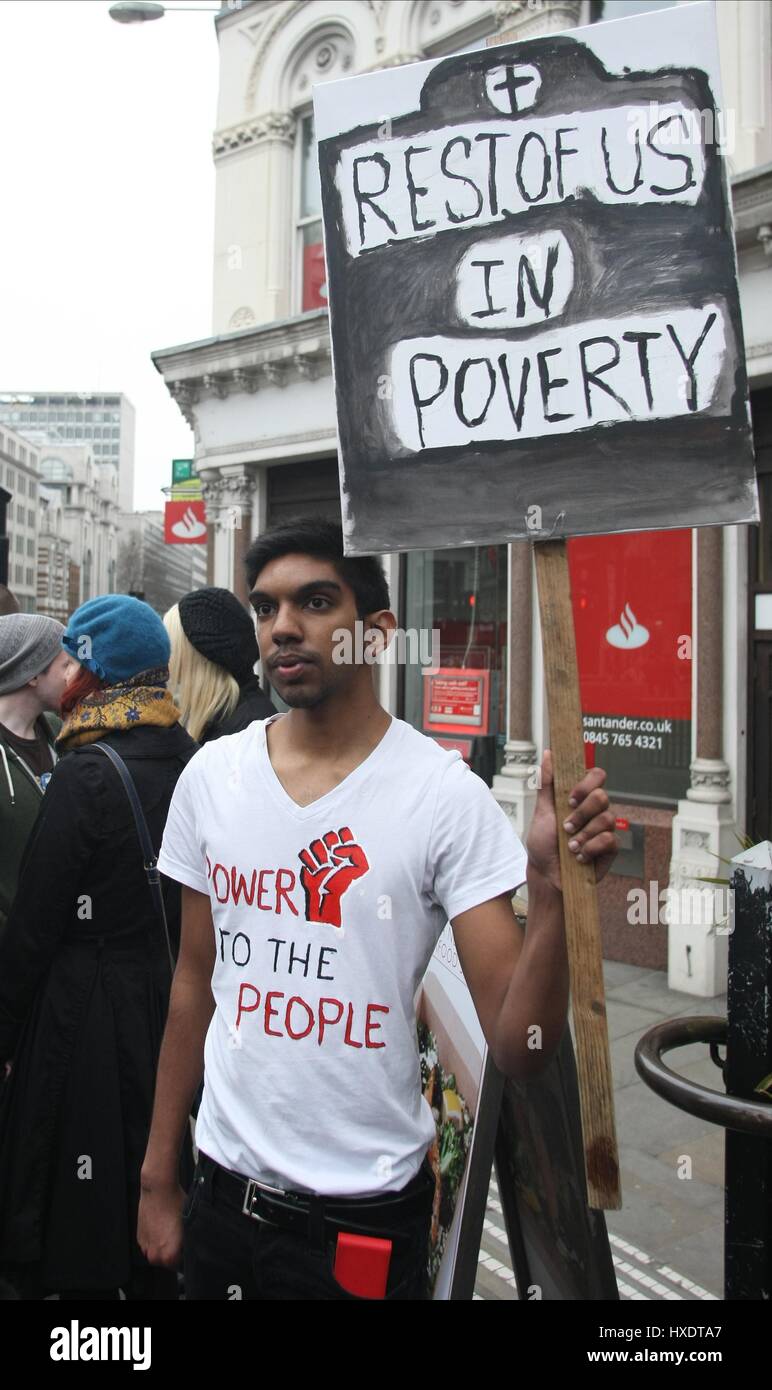 BARONESS THATCHER Demonstrant MARGRET THATCHER Beerdigung 17. April 2013 LUDGATE LONDON ENGLAND UK Stockfoto
