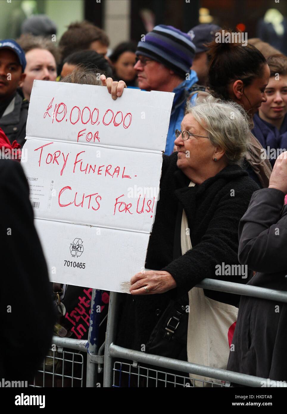 BARONESS THATCHER Demonstrant MARGRET THATCHER Beerdigung 17. April 2013 LUDGATE LONDON ENGLAND UK Stockfoto