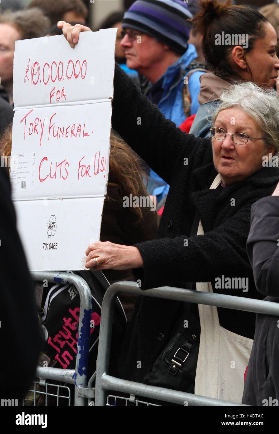 BARONESS THATCHER Demonstrant MARGRET THATCHER Beerdigung 17. April 2013 LUDGATE LONDON ENGLAND UK Stockfoto