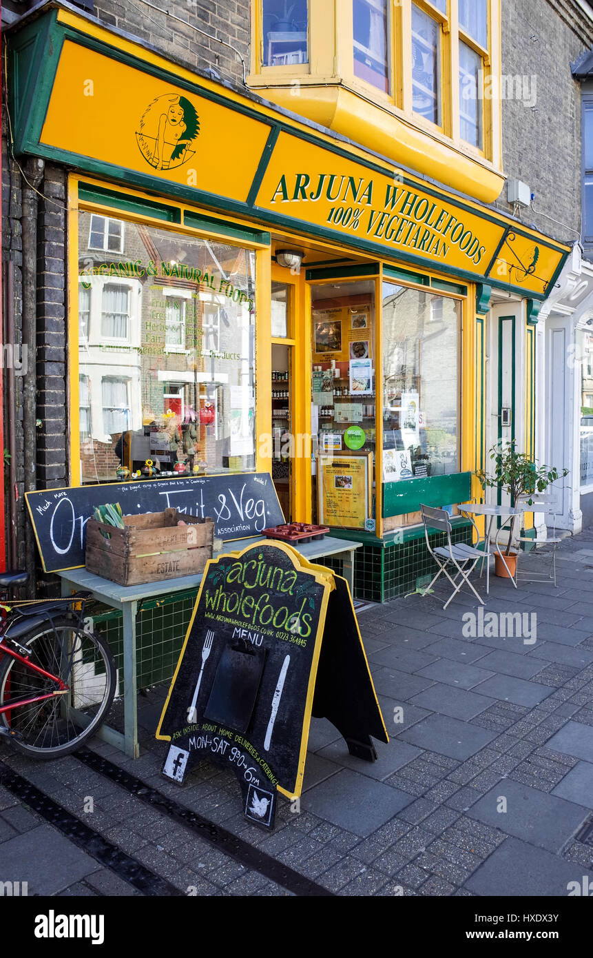 Der Arjuna Vollwert-Shop in Mill Road, Cambridge, eine Fläche von unabhängigen Geschäften und Restaurants. Stockfoto