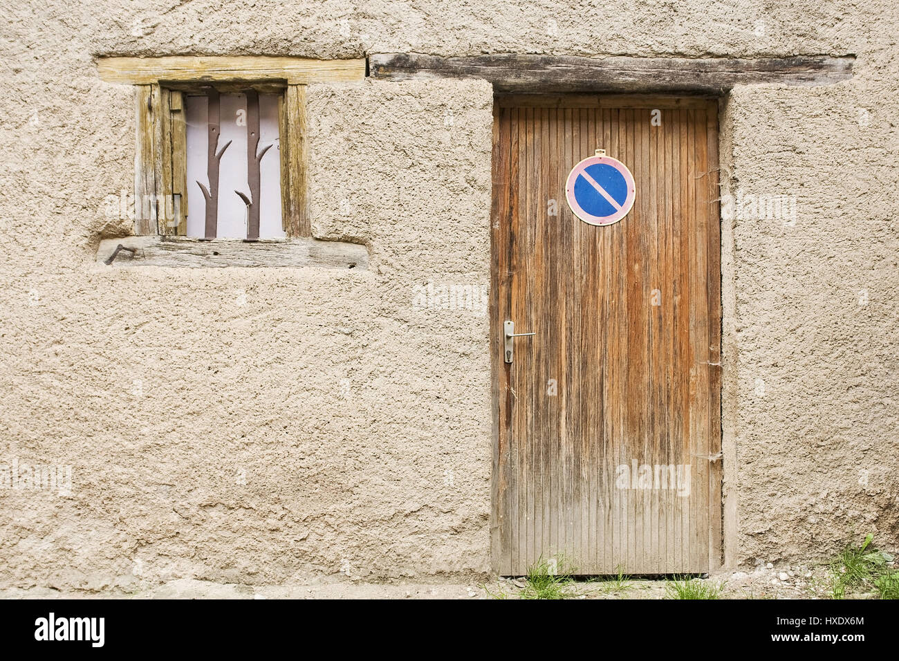 Hausfront mit alten Türen und Fenster, vor dem Haus mit alten Türen und Fenster |, Hausfront Mit Tür Und Fenster ändern | Vor dem Haus mit alten Stockfoto