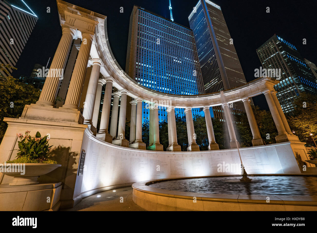 Millenium Park in der Nacht mit Chicago Skyline im Hintergrund Stockfoto
