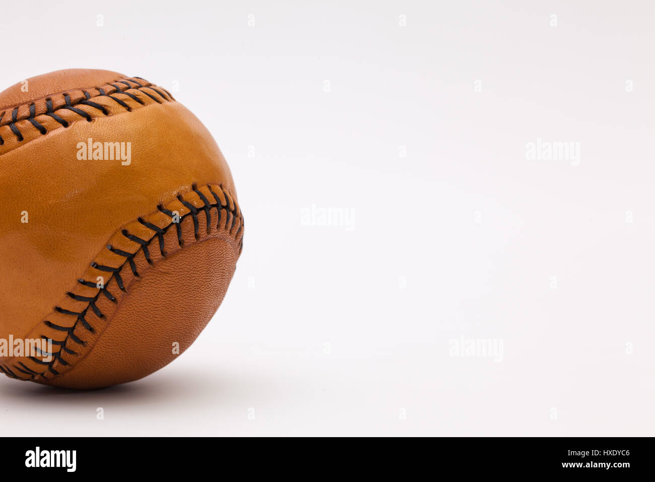 Leder Baseball Ball auf dem weißen Tisch Stockfoto