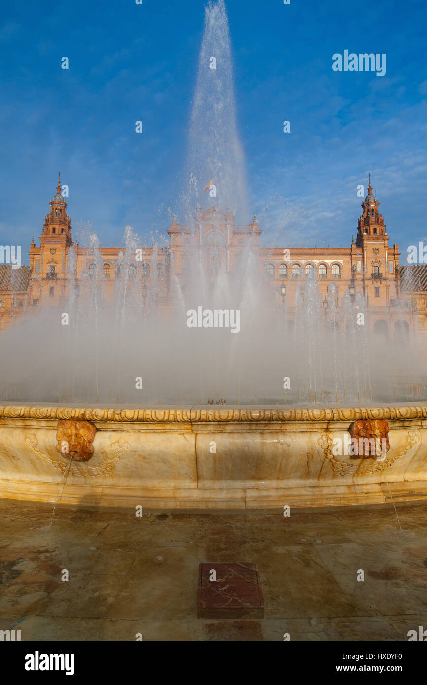 Brunnen auf der Plaza de Espana - España in Sevilla, Andalusien, Spanien. Die Plaza de España ist ein Platz in den Parque de María Luisa in Sevilla, Sp Stockfoto