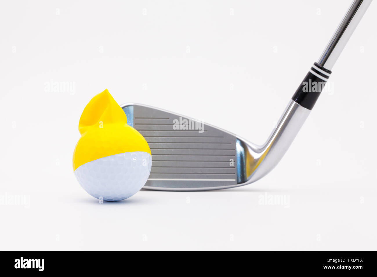 Weiße Golfball mit lustigen Mütze und Golf-Club auf dem weißen Hintergrund. Lustige  Golf Konzept Stockfotografie - Alamy