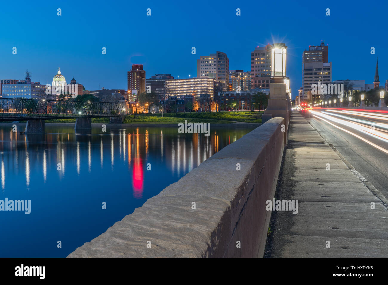 Harrisburg, Pennsylvania Nacht Skyline von der Market Street Bridge mit Kapitol. Stockfoto