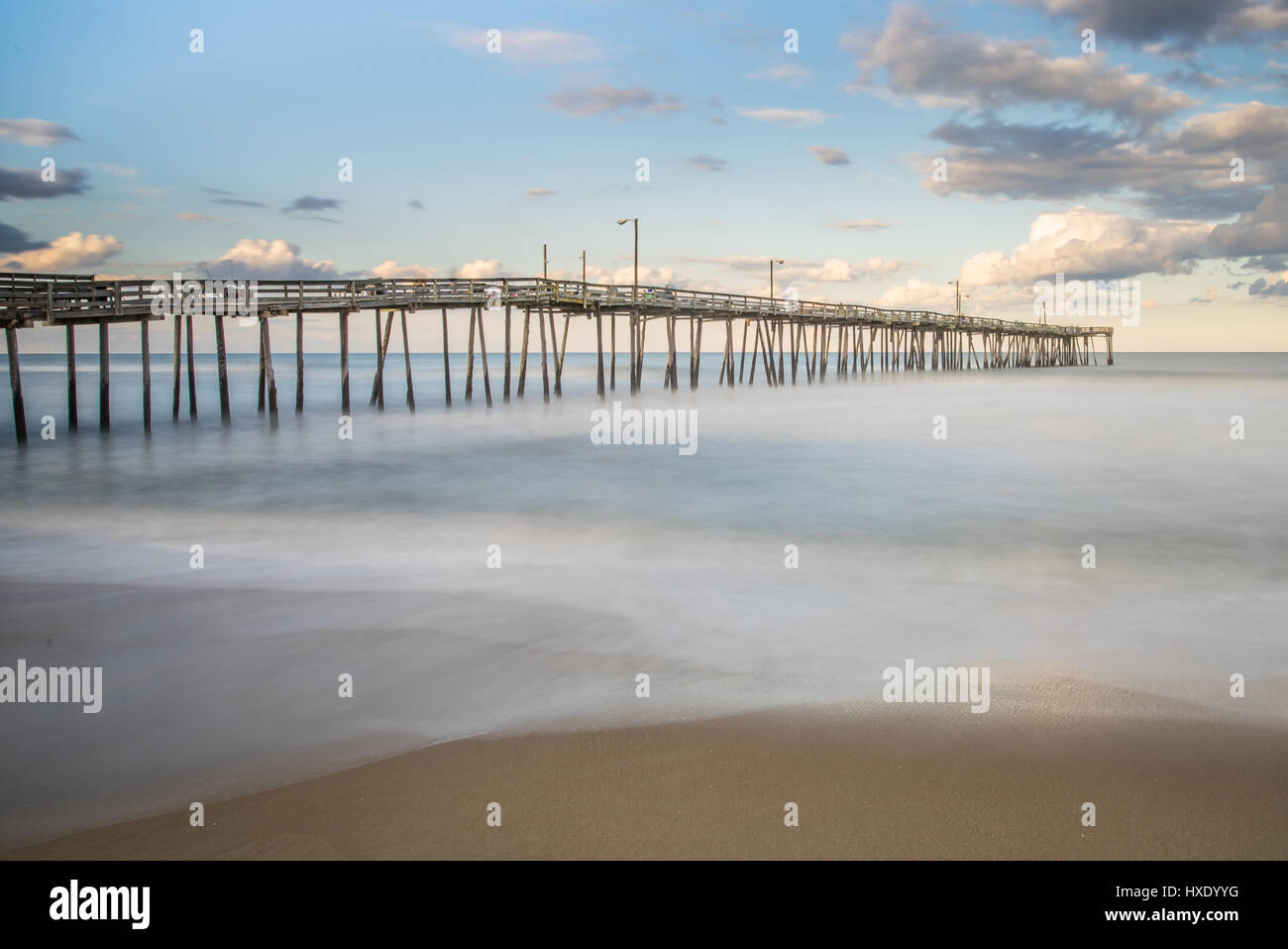 Langzeitbelichtung Angelpier entlang des Strandes von Outer Banks von North Carolina Stockfoto