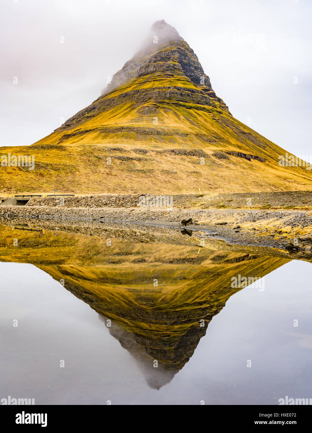 Reflexion des Kirkjufell Berges entlang der Snaefellsness-Halbinsel in Island Stockfoto