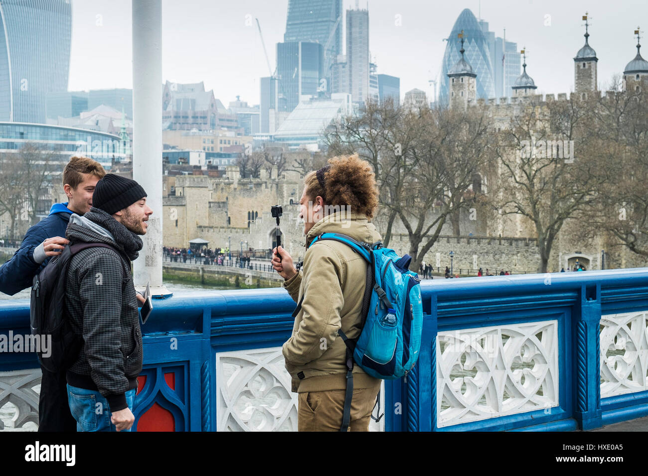 Tower Bridge Touristen Sehenswürdigkeiten GoPro Kamera Freunde Stockfoto