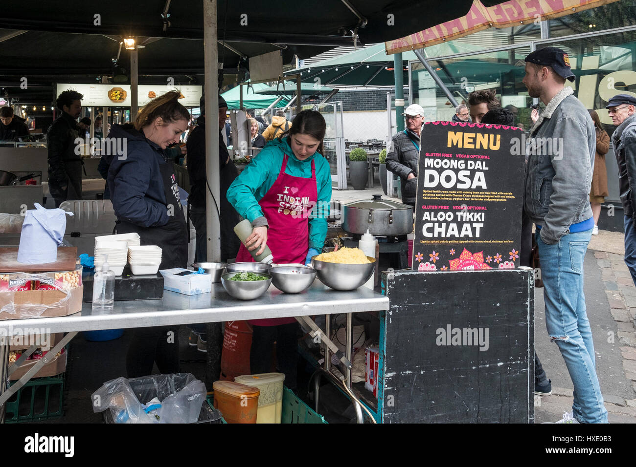 Borough Market Stall Display Street Essen Kunden Touristenattraktion London Stockfoto