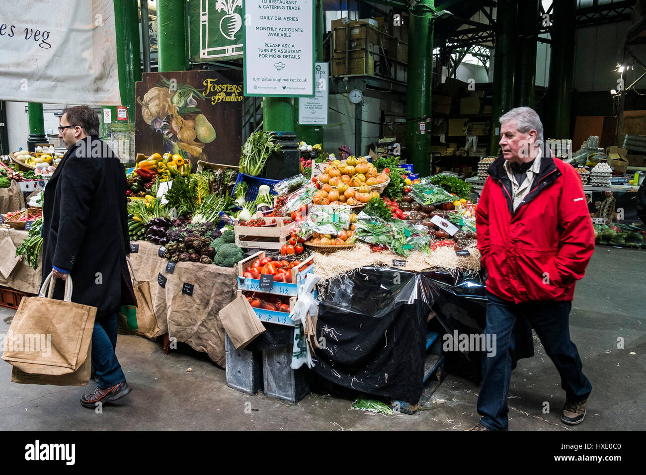Borough Markt Display frisches Gemüse gesunde Lebensmittel Shopper Kunden Menschen Stockfoto
