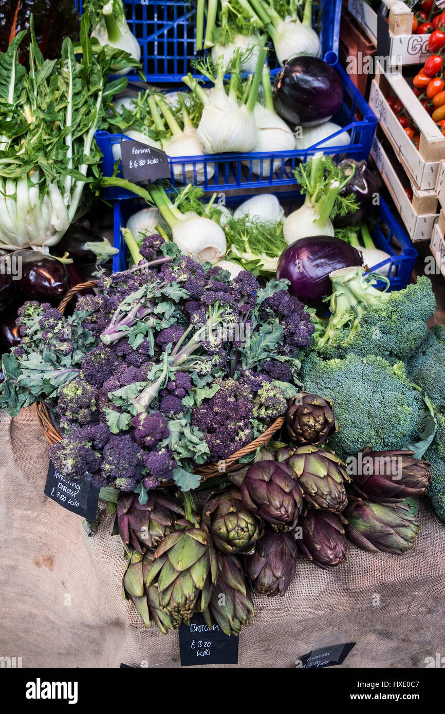 Borough Markt innen frisches Gemüse Anzeige Lebensmittel verschiedene Wahl Zeichen Preise London Tourismus Stockfoto