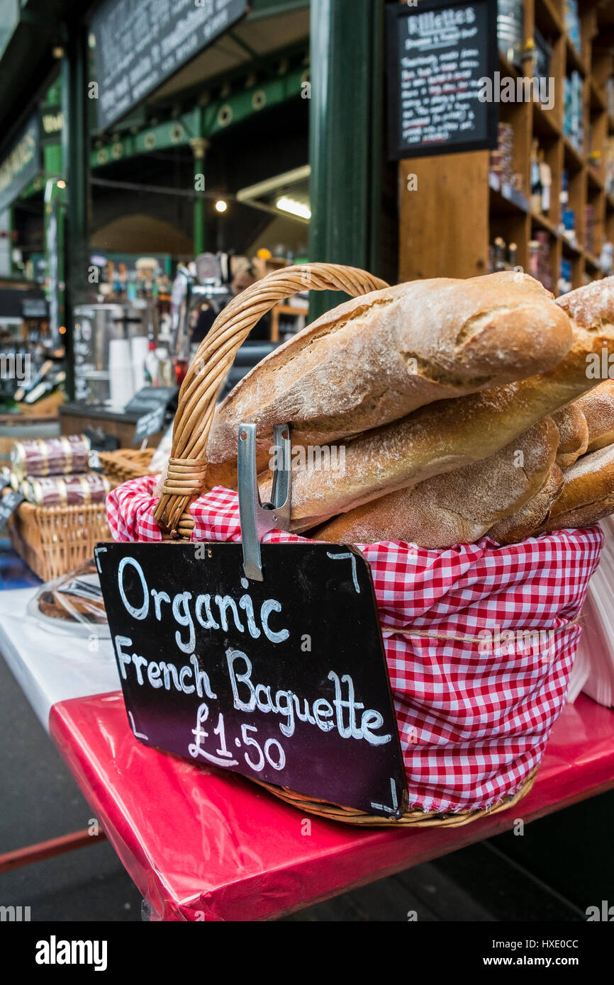 Borough Market innere Zeichen Baguette Brot Korb Display Tourismus London Stockfoto