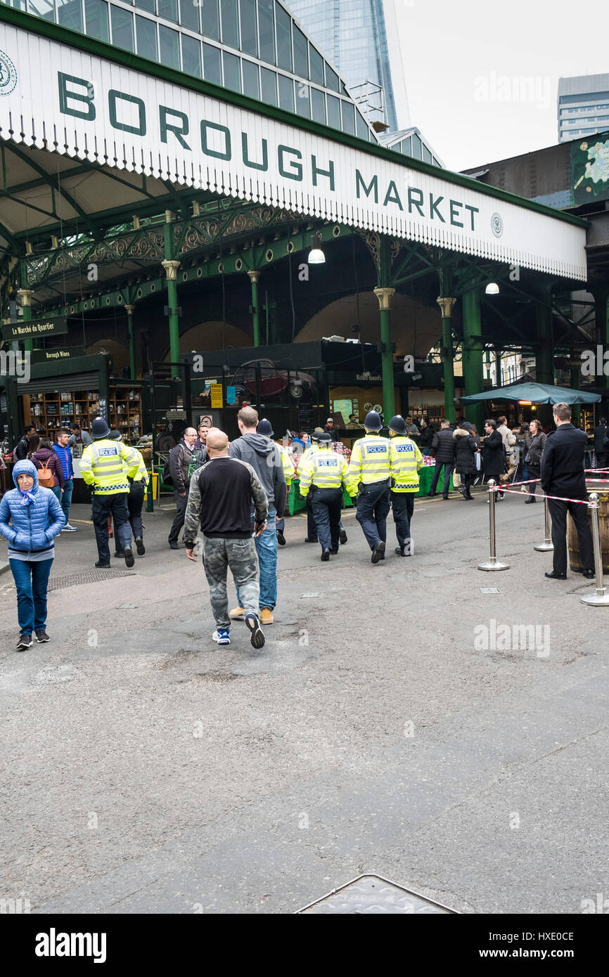 Borough Markt Menschen Metropolitan Police Officers Touristen Touristenattraktion Käufer Schutz Sicherheit London Stockfoto