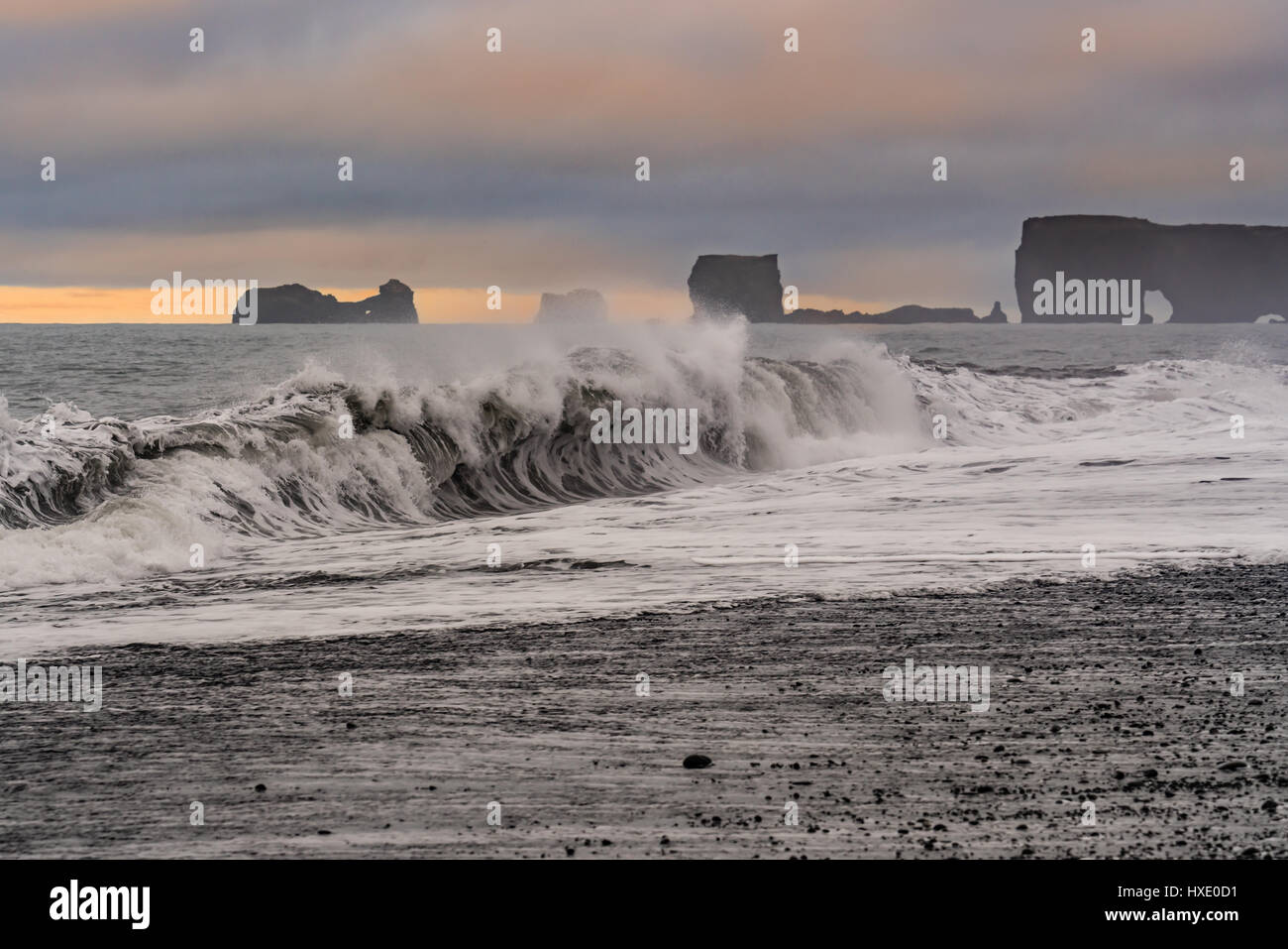 Reynisfjara ist eine schöne schwarze Vulkanstrand befindet sich entlang der südlichen Küste von Island in der Nähe der Stadt Vik Stockfoto