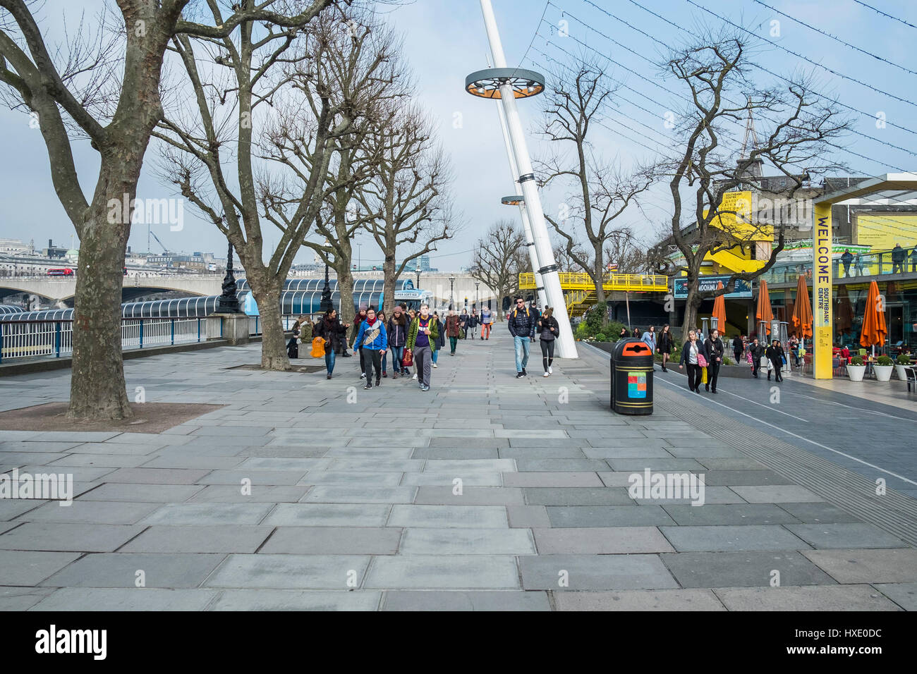 Touristen zu Fuß south bank london tourismus Freizeitaktivitäten Stockfoto