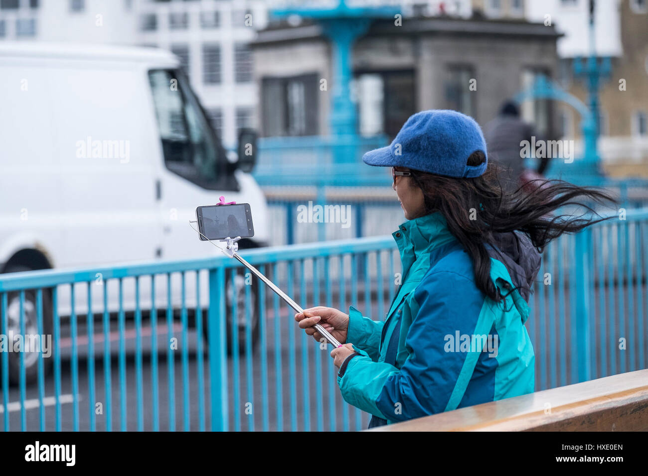 Touristischen Selfie Stick Tourismus Smartphone allein Fotografie London Stockfoto