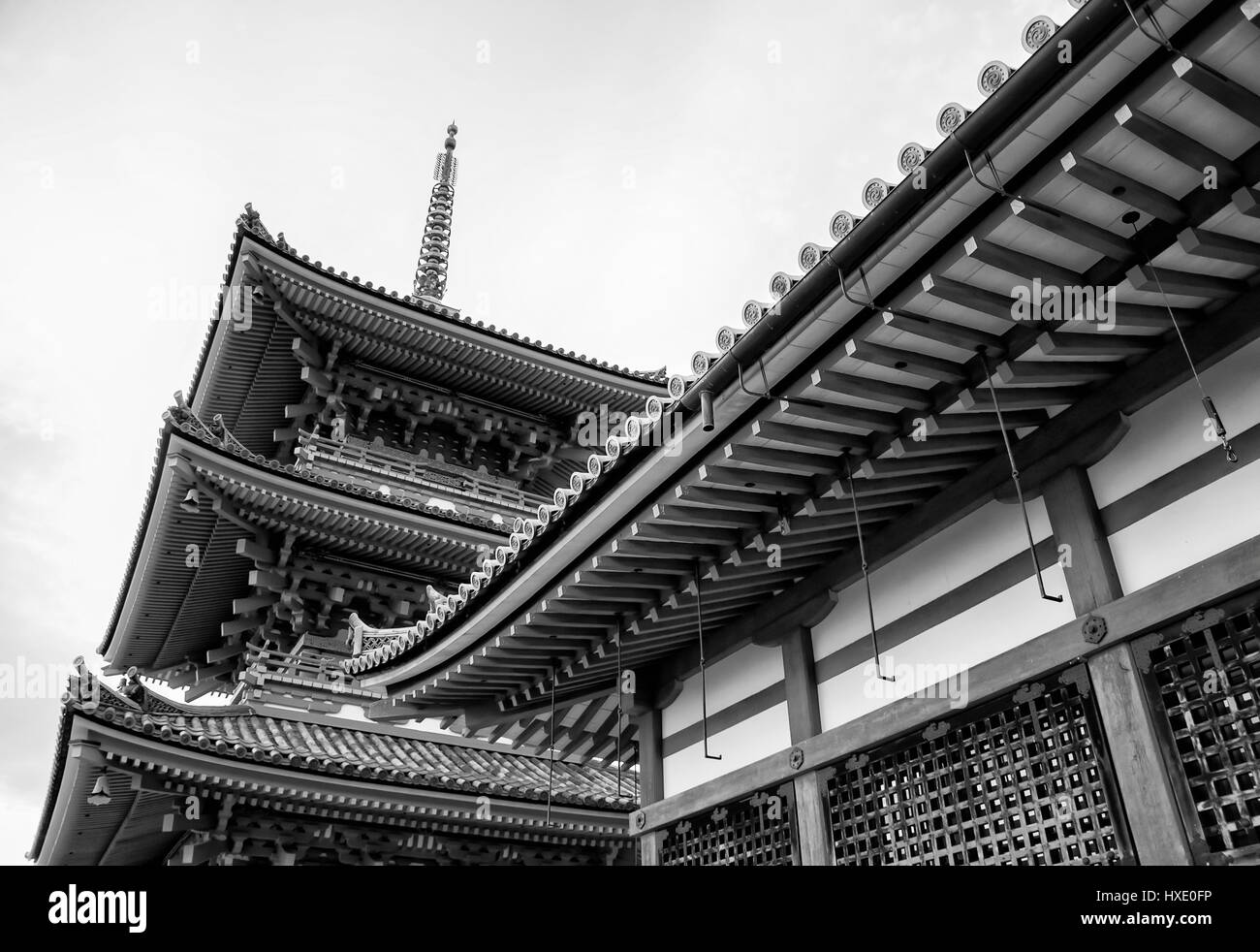 Schöne Architektur im Kiyomizu-Dera Tempel Kyoto, Japan (schwarz und weiß). Stockfoto