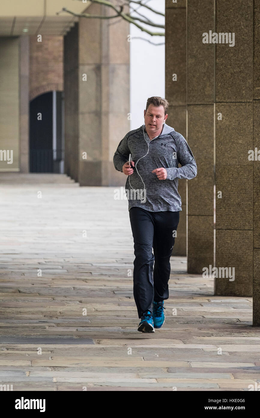 Mann Joggen laufen Läufer Jogger Training Übung Fitnessübung gesunden Lebensstil Stockfoto