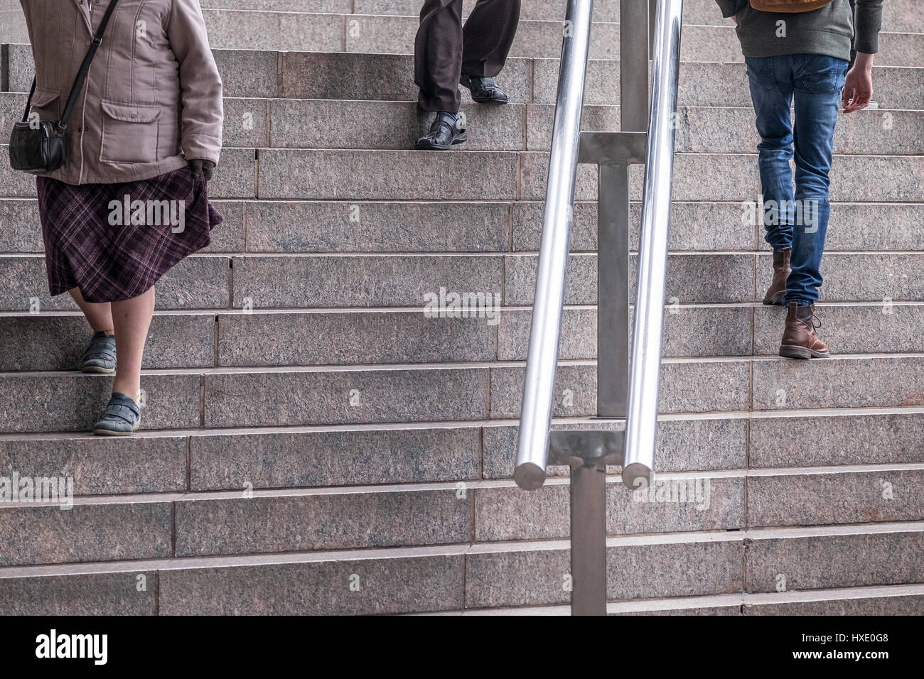 Menschen, die Treppen steigen, Füße, Beine, Handlauf Stockfoto
