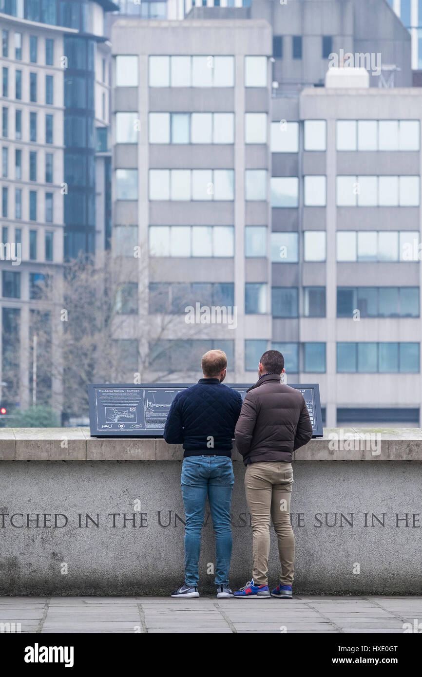 Touristen Sehenswürdigkeiten Sightseeing Zwei Männer Rüden Freunde London Stockfoto