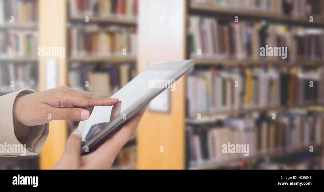 Digitalen Verbund von mans Hände berühren Tablet in Bibliothek Stockfoto