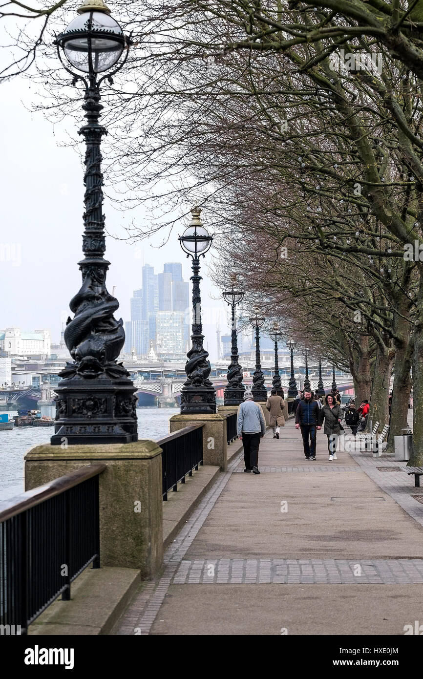 South Bank Southbank London Menschen flanieren River Thames verzierten Lampen Bäume Stockfoto