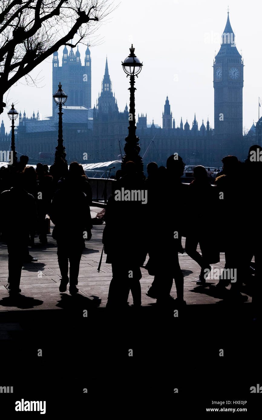Westminster Parliament Silhouette London Skyline Ikonischen Big Ben Haze Hazy Die Menschen Dagegen Stockfoto
