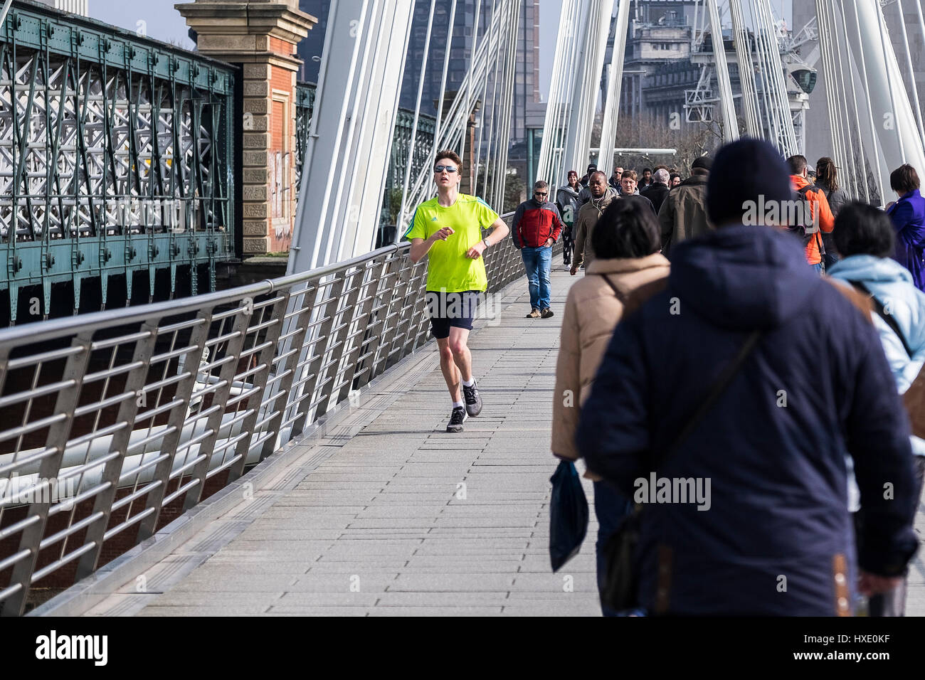 Jogger Golden Jubilee Bridge Joggen Läufer laufen Training Übung Gesundheit Stockfoto