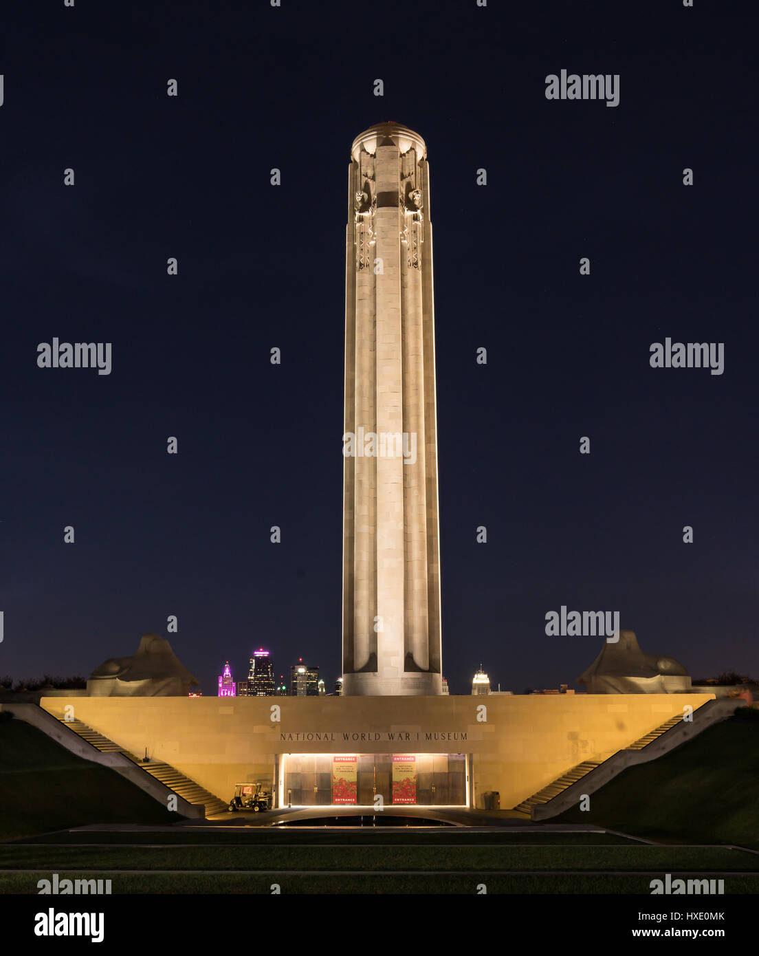 KANSAS CITY, MO - 8. Oktober: Denkmal im ersten Weltkrieg Nationalmuseum in Kansas City, Missouri in der Nacht.  Das 265 Fuß hohen Denkmal errichtet Stockfoto