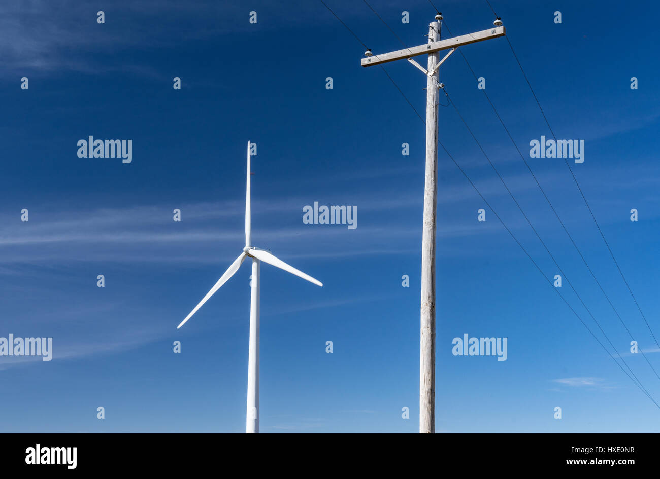 Wind-Turbine-Generator mit Strom-Übertragungsleitungen Stockfoto