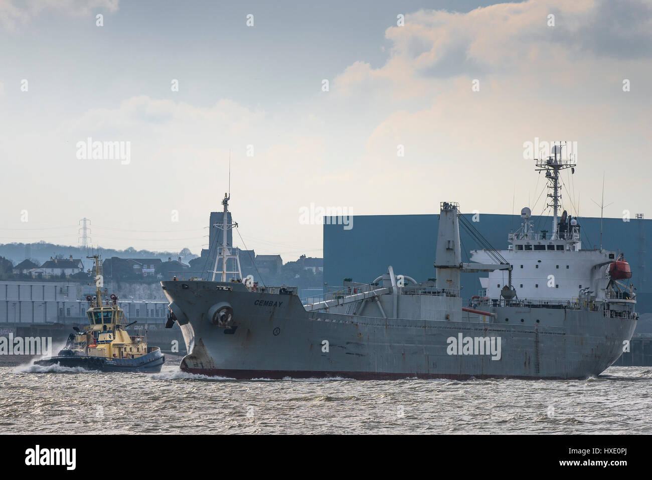 Der Schlepper Spitzer Bootle Begleitung der Zement carrier Cembay dampfenden flussabwärts an der Themse. Stockfoto