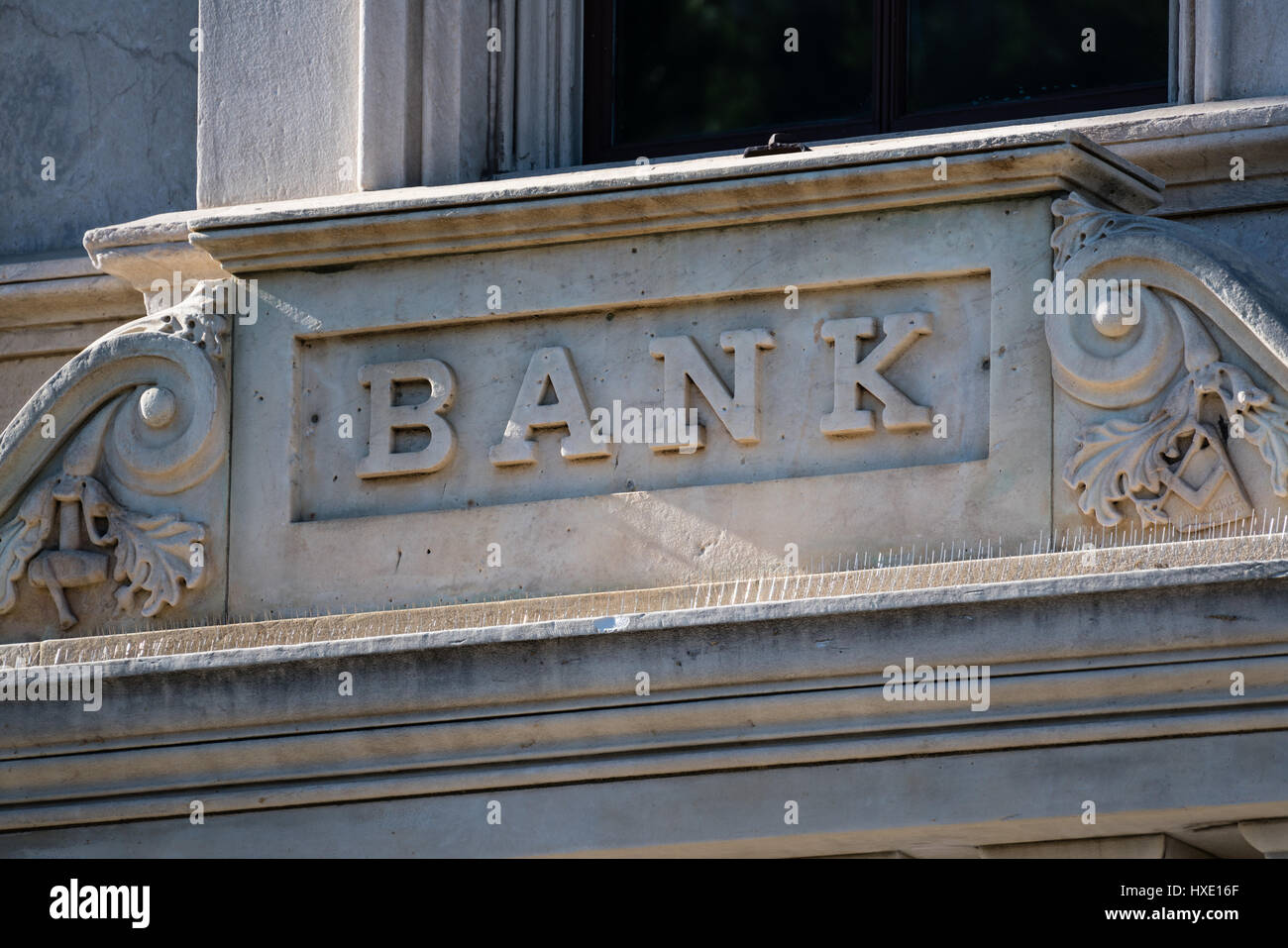 Bank-Zeichen in Stein an der vorderen Fassade des Gebäudes geschnitzt. Stockfoto