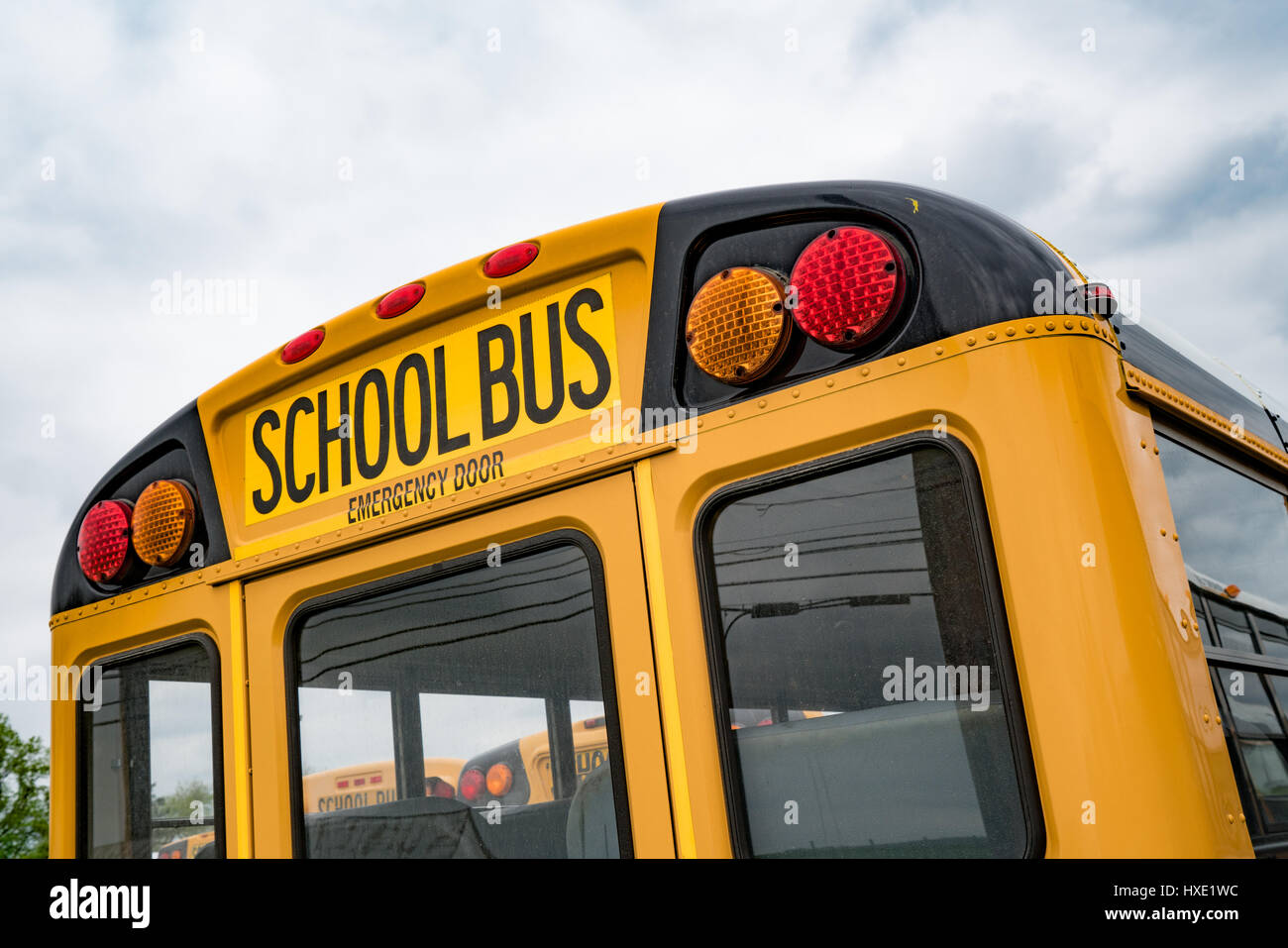 Nahaufnahme von der Rückseite eines Schulbusses. Stockfoto