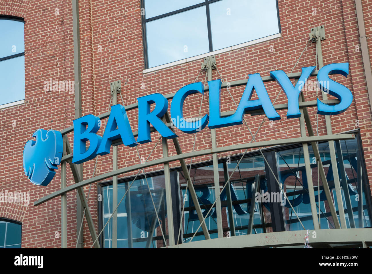 Wilmington, Delaware, USA - 24. April 2016: Schild über dem Eingang zu einem Zweig der Barclays Bank in Wilmington Delaware. Stockfoto