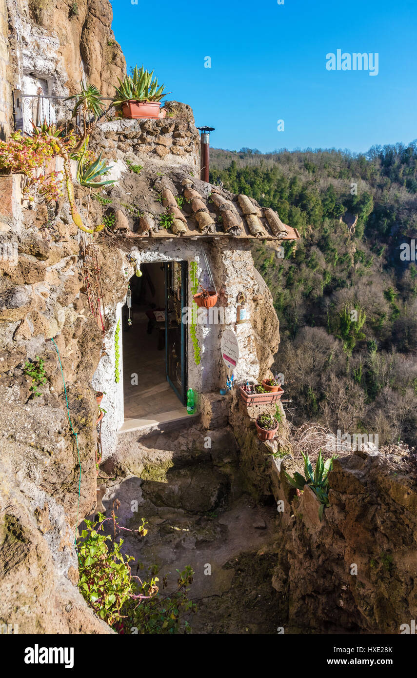 Calcata (Viterbo, Italien) - die alte Stadt Calcata thront auf einem Berg von Tuffstein, mit Blick auf die grünen Treja Flusstal in Latium. Stockfoto