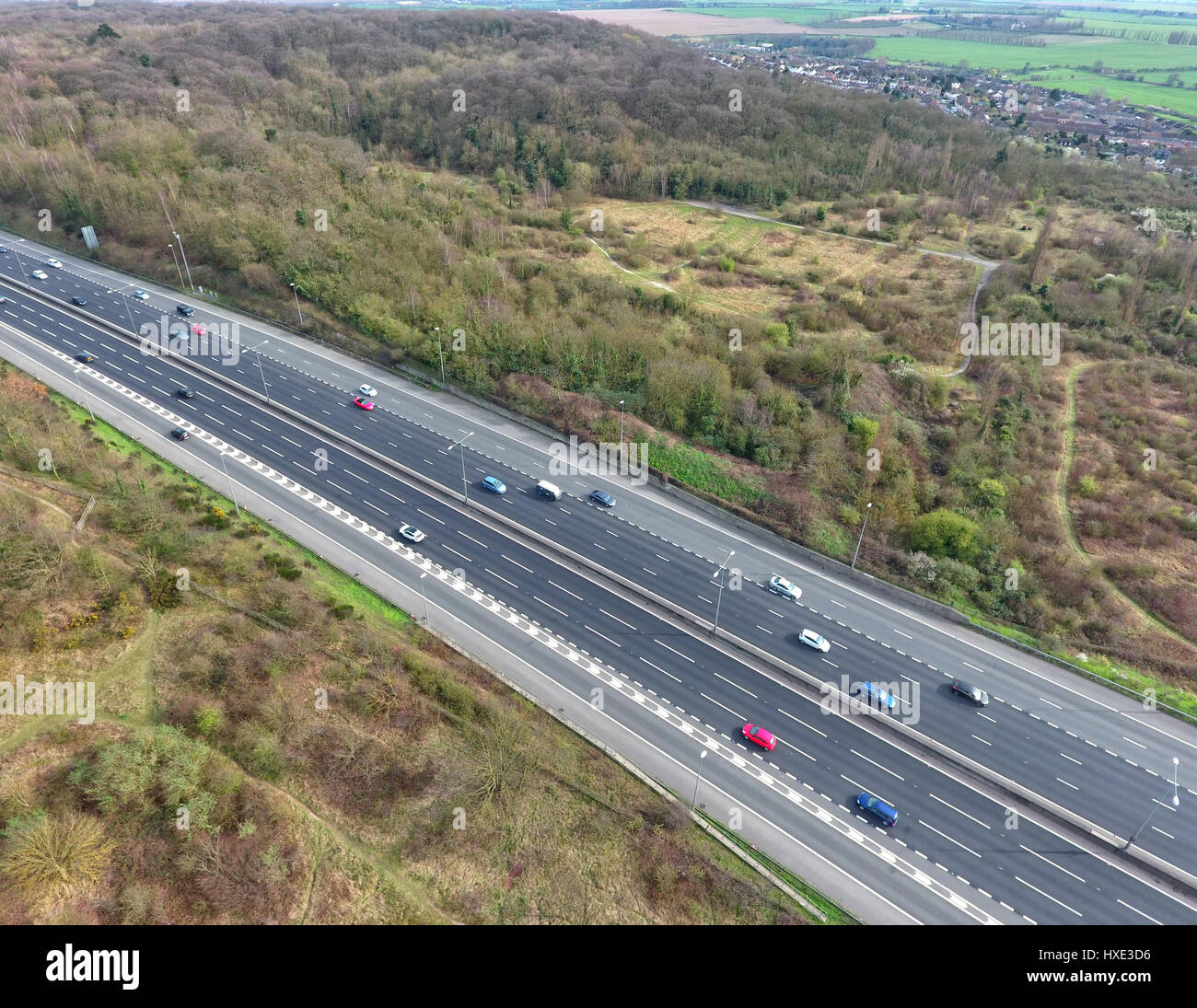 Luftaufnahme des Autos auf einer Autobahn in eine englische Landschaft zwischen Feldern und Wäldern Stockfoto